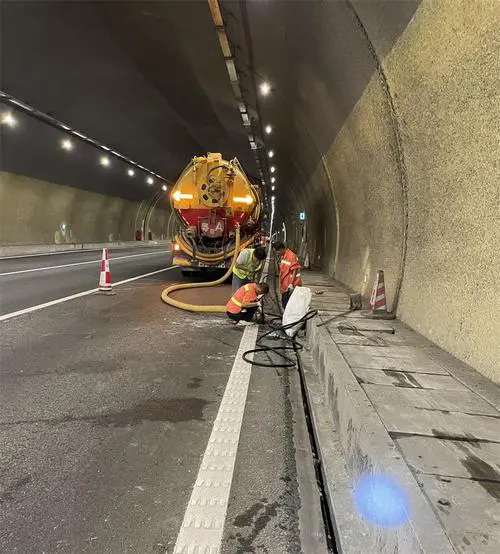 福泉隧道排水渠清淤